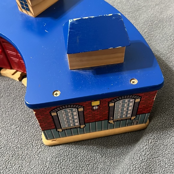 Thomas The Train Wooden Railway Shed Roundhouse Station - Picture 2 of 6